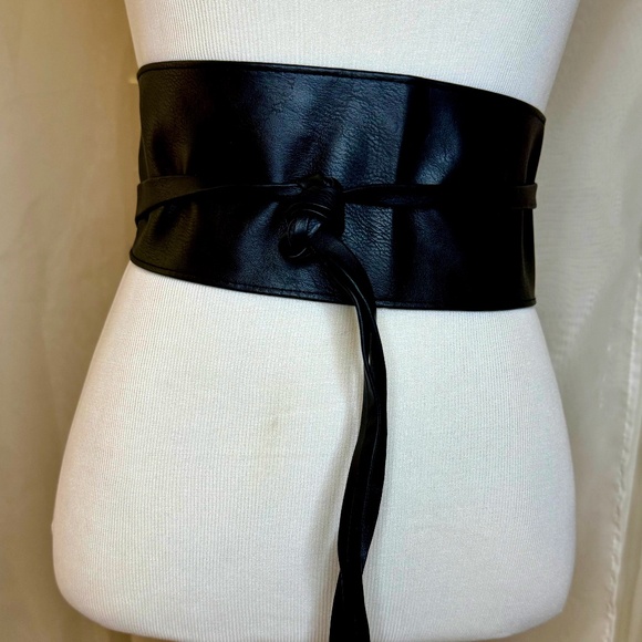 Vegan leather black belt - Picture 1 of 2